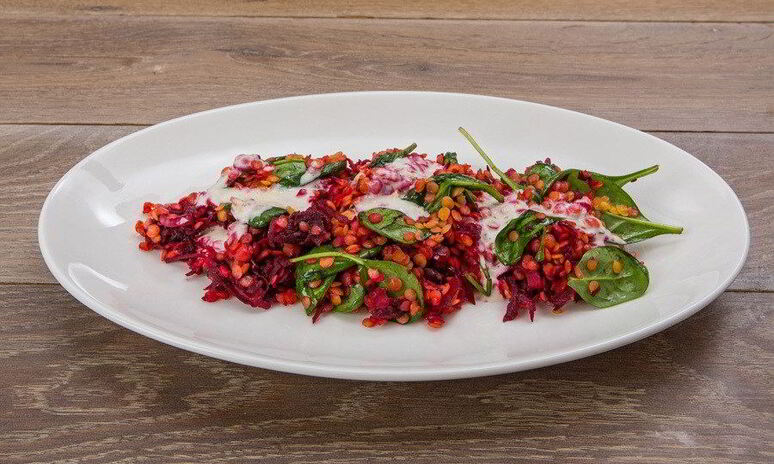 Рецепт чечевица со свеклой, шпинатом и йогуртной заправкой