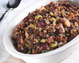 Дикий рис с яблоками, сельдереем и сухофруктами