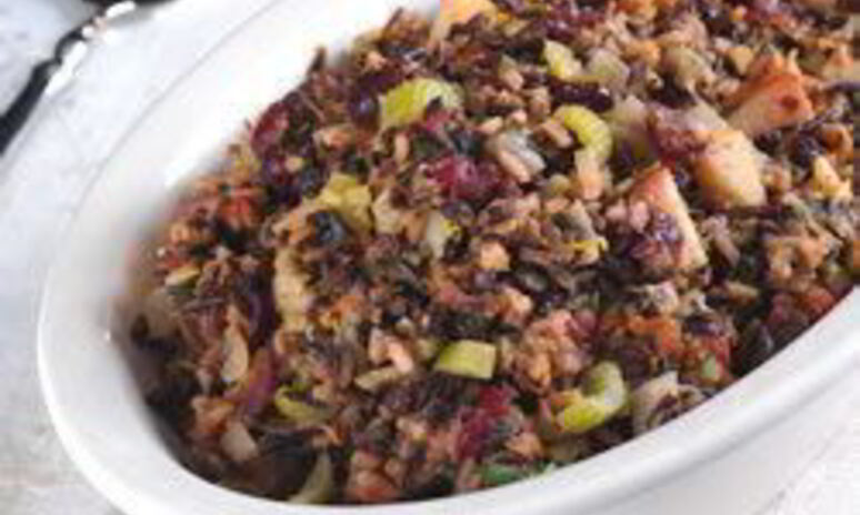 Рецепт дикий рис с яблоками, сельдереем и сухофруктами