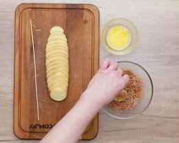 Картофель на шпажках с сыром