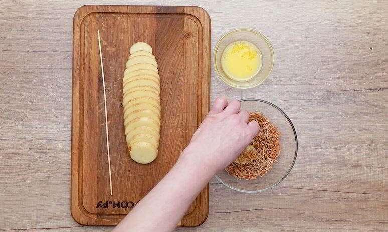 Рецепт картофель на шпажках с сыром