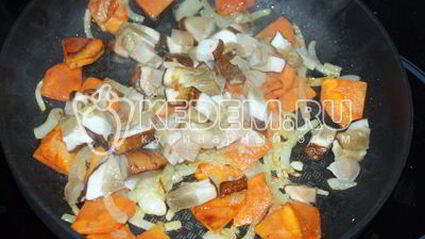 картофель с белыми грибами и корейкой в мультиварке