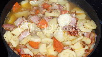 картофель с белыми грибами и корейкой в мультиварке