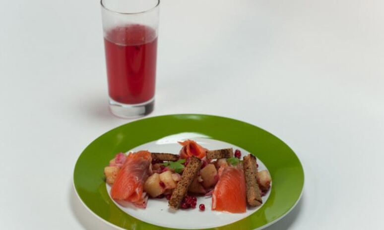 Рецепт картофель с брусникой и слабосоленым лососем