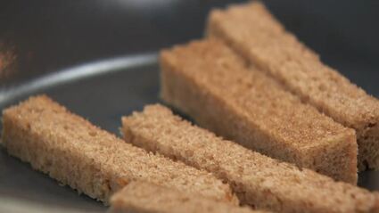 картофель с брусникой и слабосоленым лососем