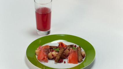 картофель с брусникой и слабосоленым лососем