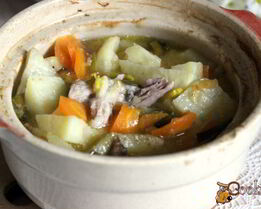 Картофель с мясом и чечевицей в горшочках