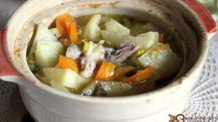 Картофель с мясом и чечевицей в горшочках