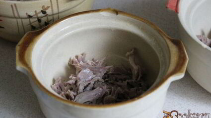 картофель с мясом и чечевицей в горшочках