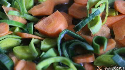 картофель с мясом и чечевицей в горшочках