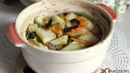 картофель с мясом и чечевицей в горшочках