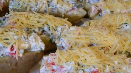 молодой картофель с перцем и творожным сыром