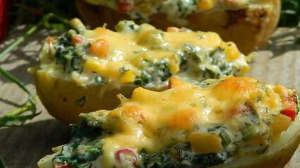 молодой картофель с перцем и творожным сыром