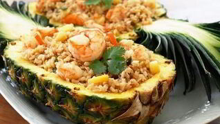 Острый рис с креветками в ананасе