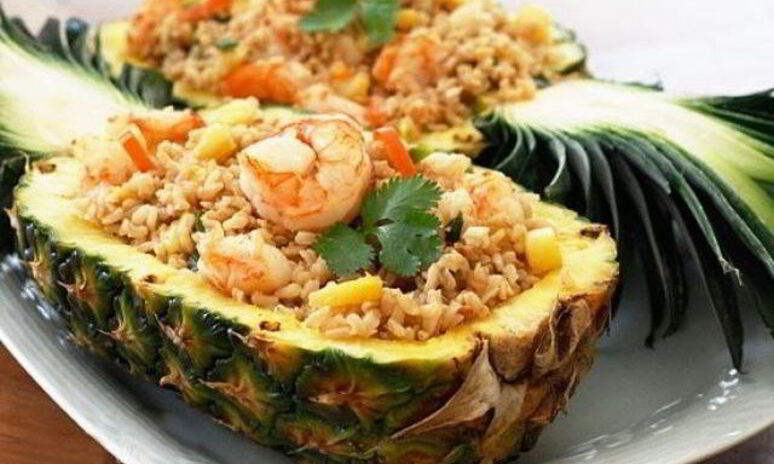 Рецепт острый рис с креветками в ананасе