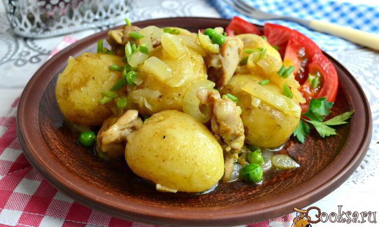 Рецепт отварной молодой картофель с жареной курицей, луком и горошком
