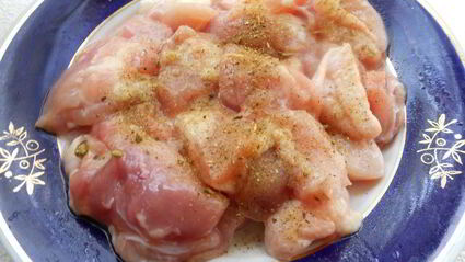 отварной молодой картофель с жареной курицей, луком и горошком