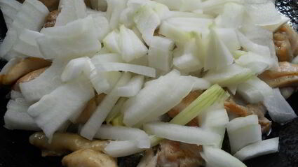 отварной молодой картофель с жареной курицей, луком и горошком