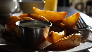 Печеный картофель с сыром фета и укропом