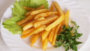 Пикантный картофель фри в духовке без масла