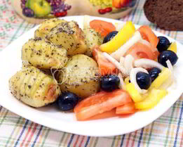 Пряный картофель с салатом