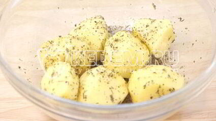 пряный картофель с салатом