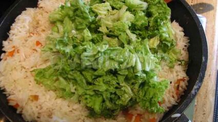 рис, обжаренный с рыбой и овощами