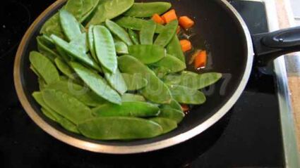 рис, обжаренный с рыбой и овощами