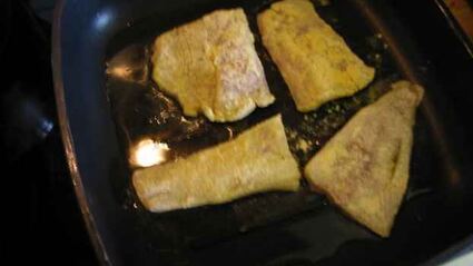 рис, обжаренный с рыбой и овощами