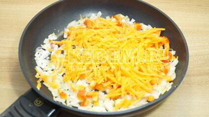 рис с овощами на сковороде