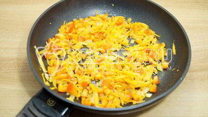 рис с овощами на сковороде