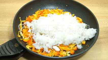 рис с овощами на сковороде