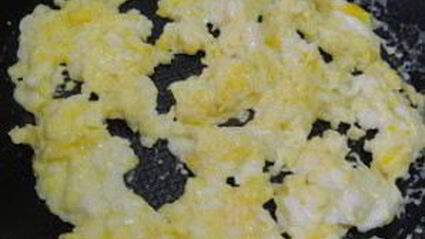 рис с яйцом и овощами