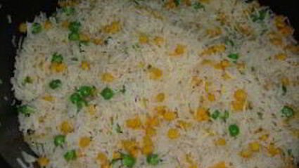 рис с яйцом и овощами