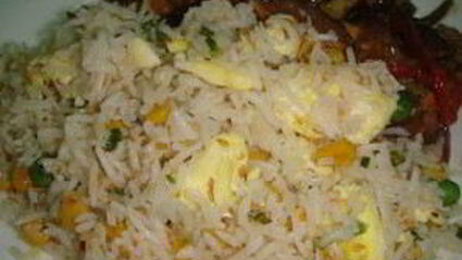 рис с яйцом и овощами