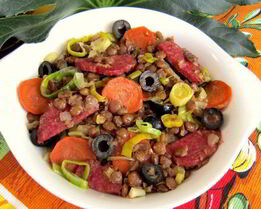 Зеленая чечевица с копченой колбасой в стиле фламенко