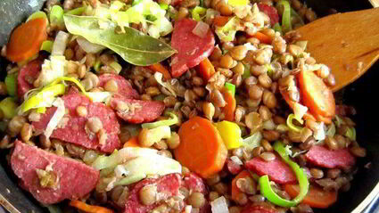 зеленая чечевица с копченой колбасой в стиле фламенко