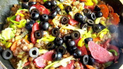 зеленая чечевица с копченой колбасой в стиле фламенко