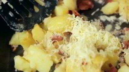 жареная картошка с беконом