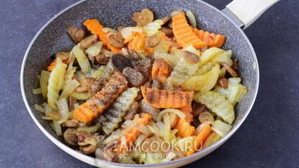 жареная картошка с грибами и луком