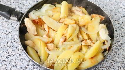 жареная картошка с курицей
