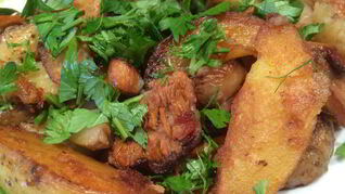 Жареный картофель с лисичками и луком