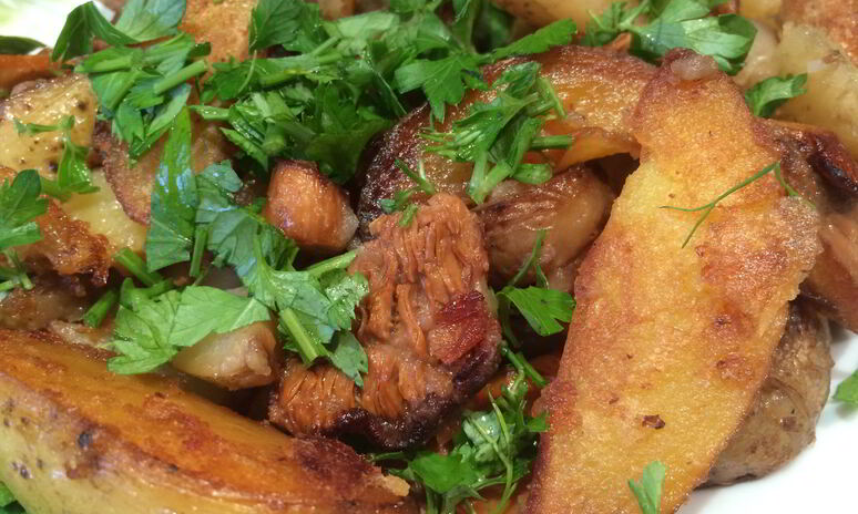 Рецепт жареный картофель с лисичками и луком