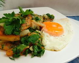 Жареный картофель с зеленью и яйцом