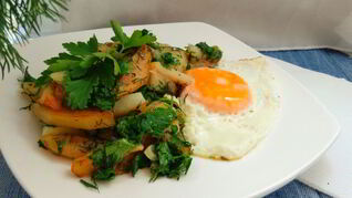 Жареный картофель с зеленью и яйцом