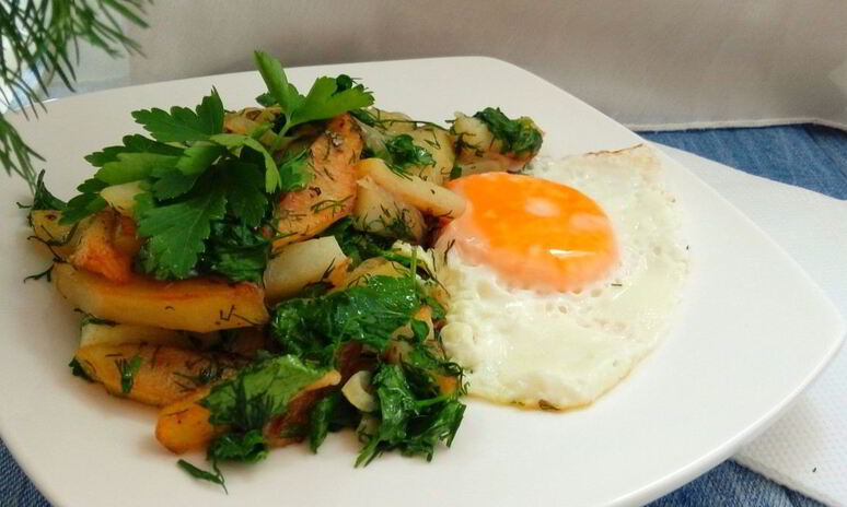 Рецепт жареный картофель с зеленью и яйцом