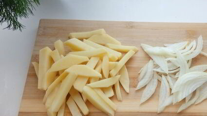 жареный картофель с зеленью и яйцом