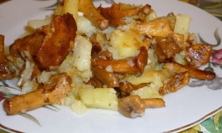 Рецепт жареный молодой картофель с лисичками