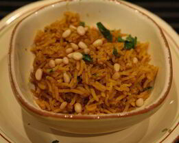 Золотистый рис с кинзой и кедровыми орешками