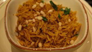 Золотистый рис с кинзой и кедровыми орешками